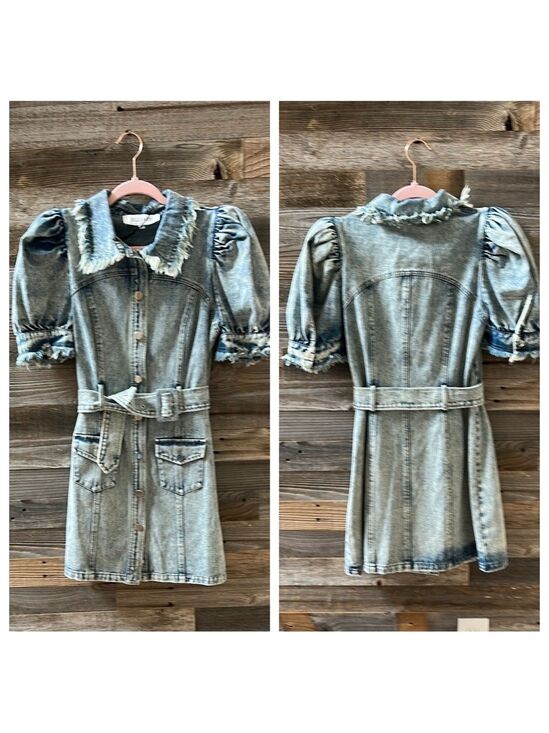 Elliatt Dresses & Skirts - NWT Elliatt Giselle Denim Day Dress Button Front Belt Frayed Size Small